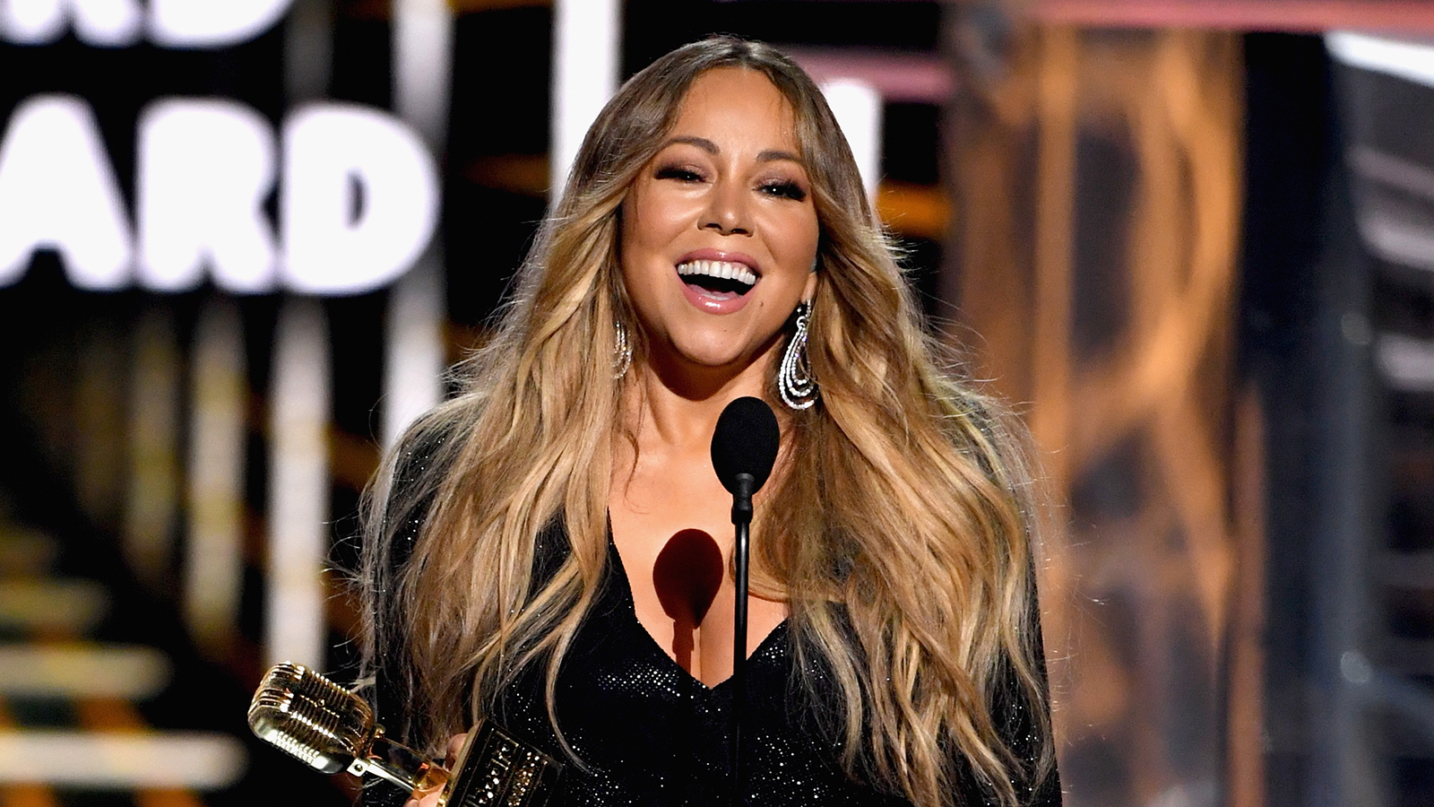 Mariah Carey Blows Taylor Swift & Star-Studded Crowd Away With Epic