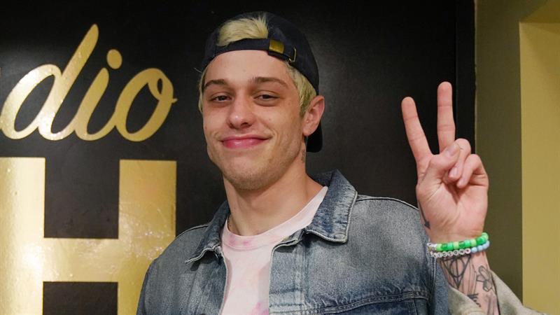 Pete Davidson Pokes Fun At His ‘Open Book’ Personal Life In An Epic Way Pete Davidson Pokes Fun At His ‘Open Book’ Personal Life In An Epic Way