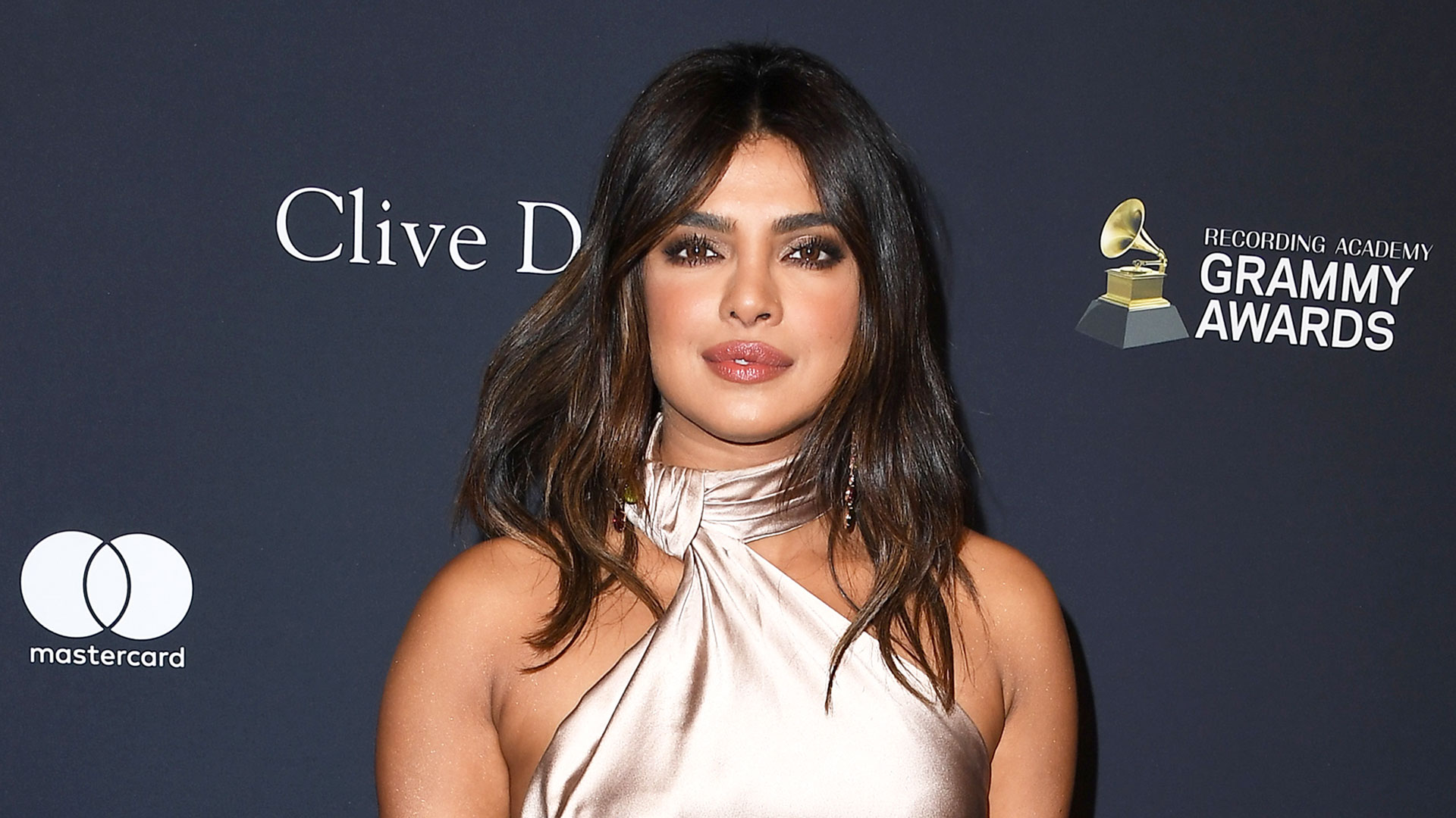 Priyanka Chopra In Talks To Star Alongside Keanu Reeves In 'The Matrix(02)