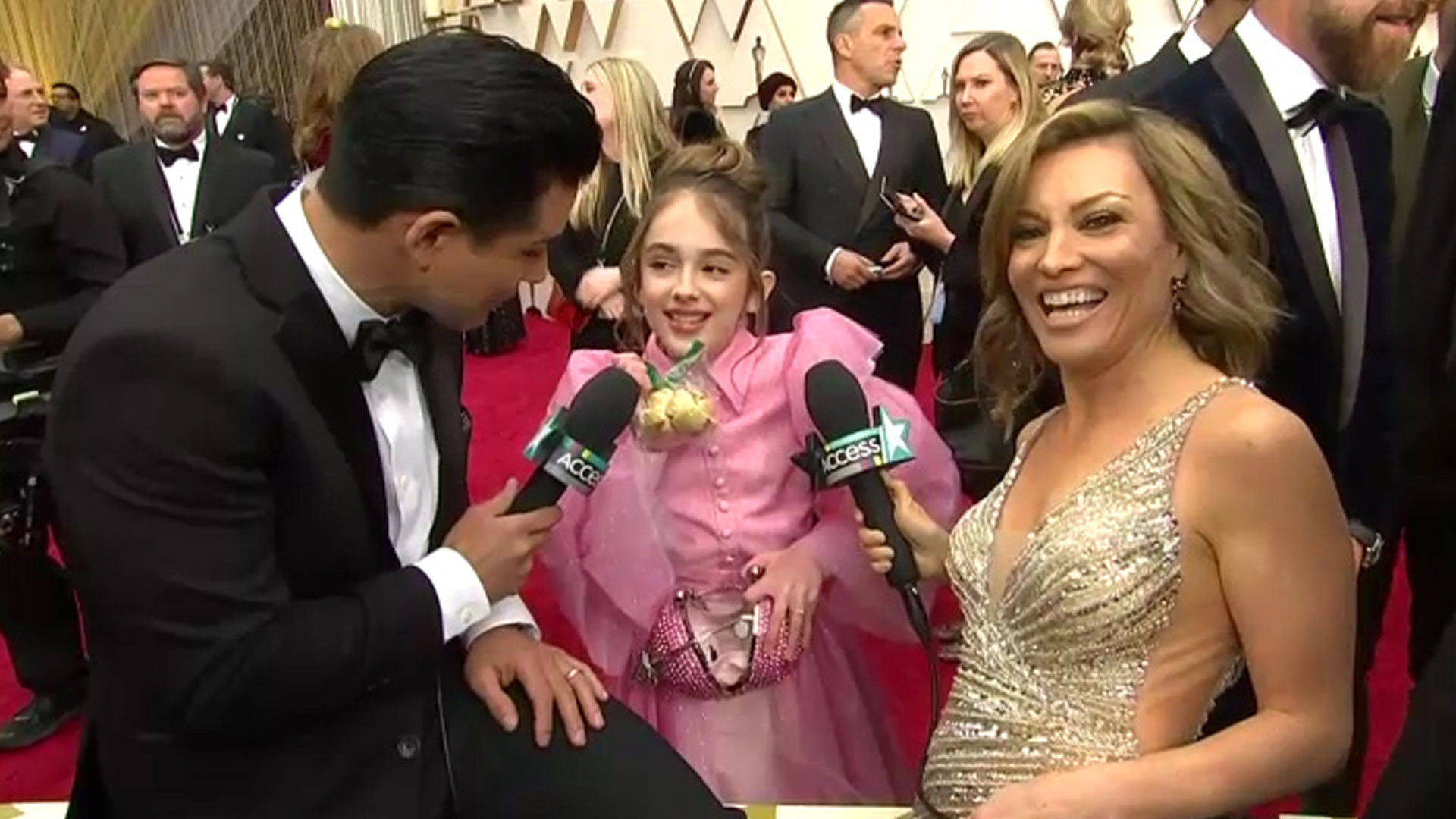 Julia Butters Adorably Brings Sandwich And Chess Piece From Quentin