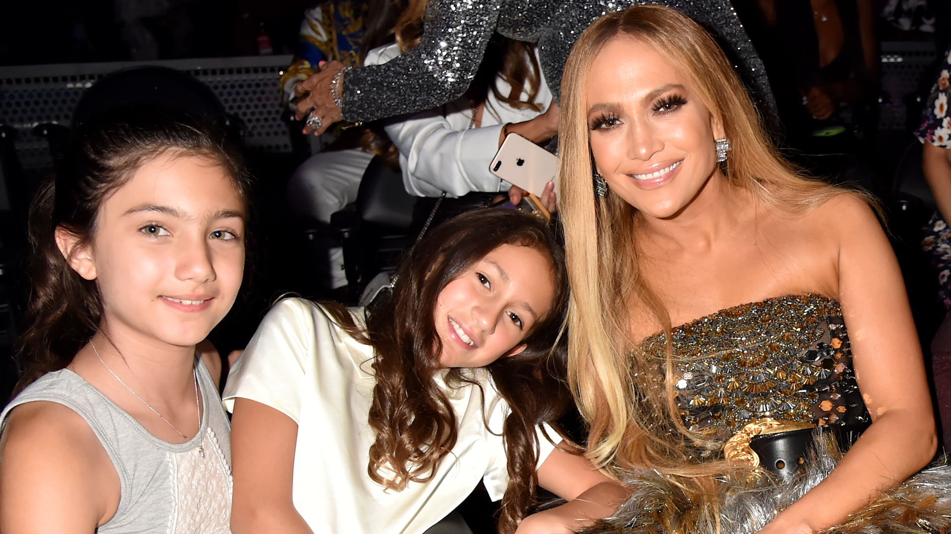 Jennifer Lopez Admits To Working Mom Guilt As She Video Chats Kids To(02)