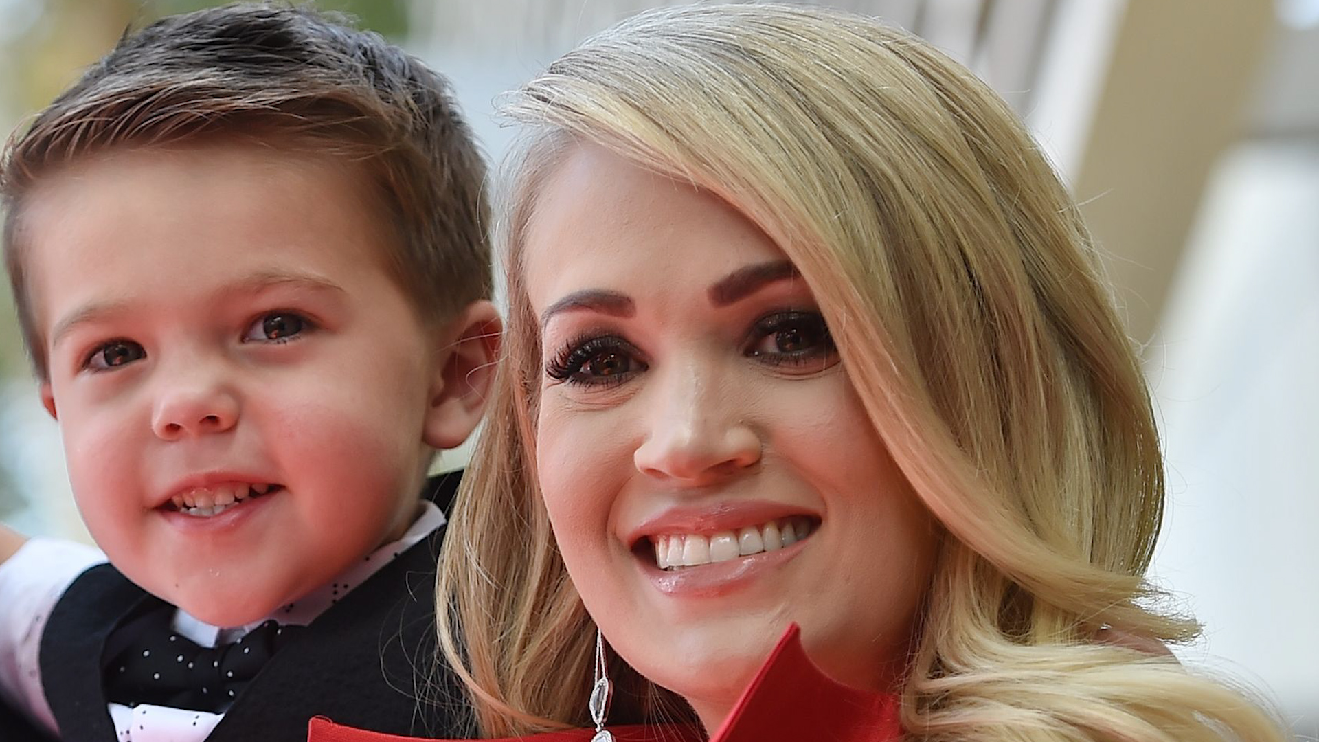 Carrie Underwood’s Son Isaiah Makes Singing Debut On Her Christmas(02)