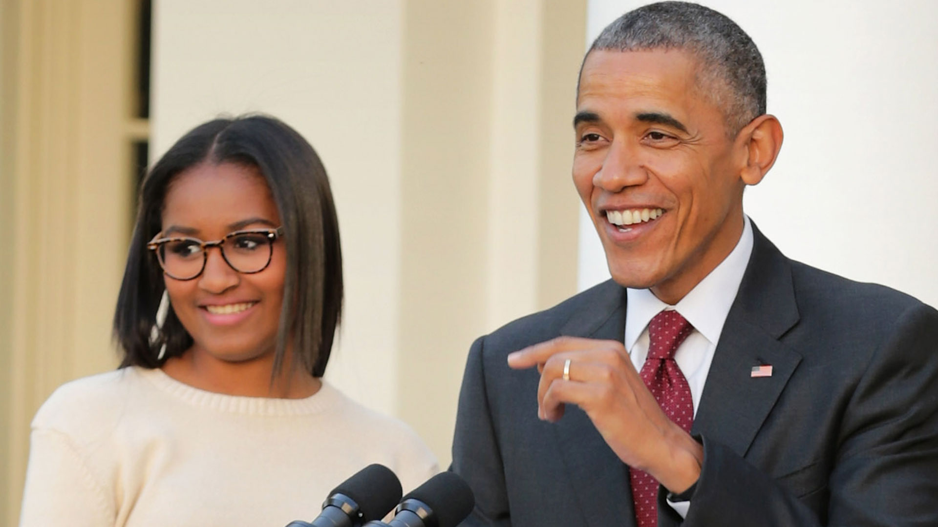 Barack Obama Says Daughter Sasha Doesn't Think He's 'Hip Enough To(01)