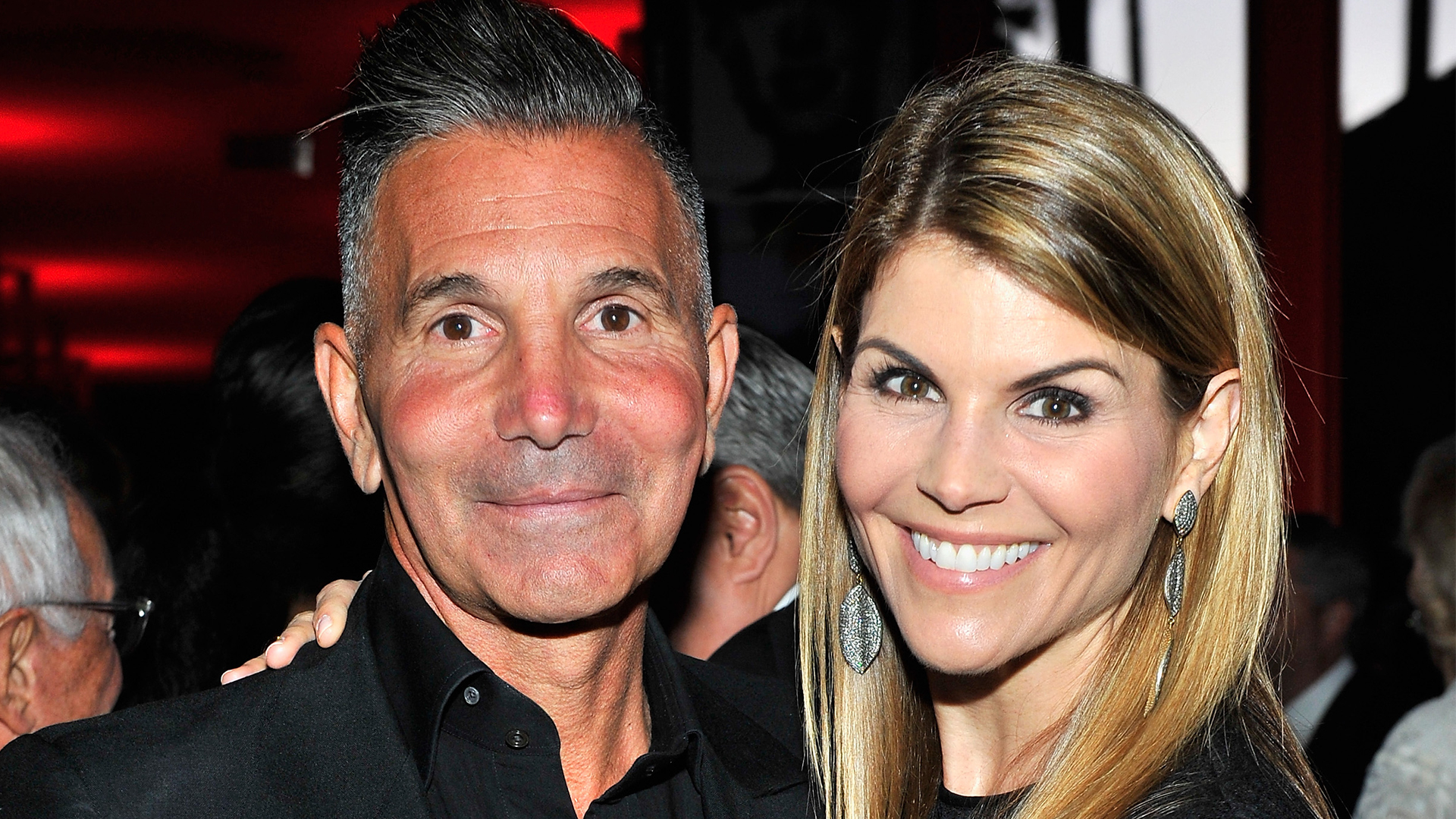 Lori Loughlin 'Stressed' As Husband Mossimo Giannulli Remains In Prison(02)