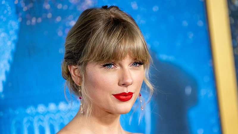 Taylor Swift And Mom Andrea Donate $50,000 To Mother Of Five Who Lost Husband To Covid