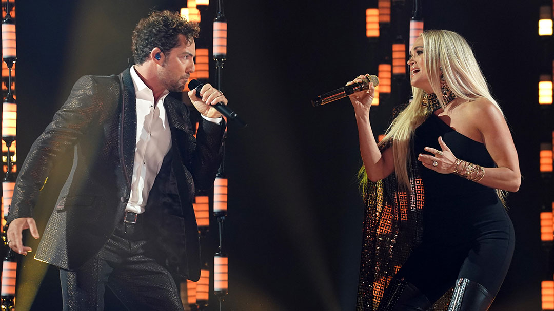 Carrie Underwood Makes Latin AMAs Debut Performing 'Tears of Gold' with  David Bisbal