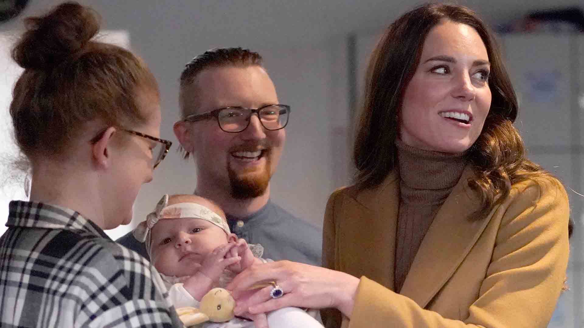 Kate Middleton Holds A Baby And Prince William Jokes She Shouldn't Get(01)