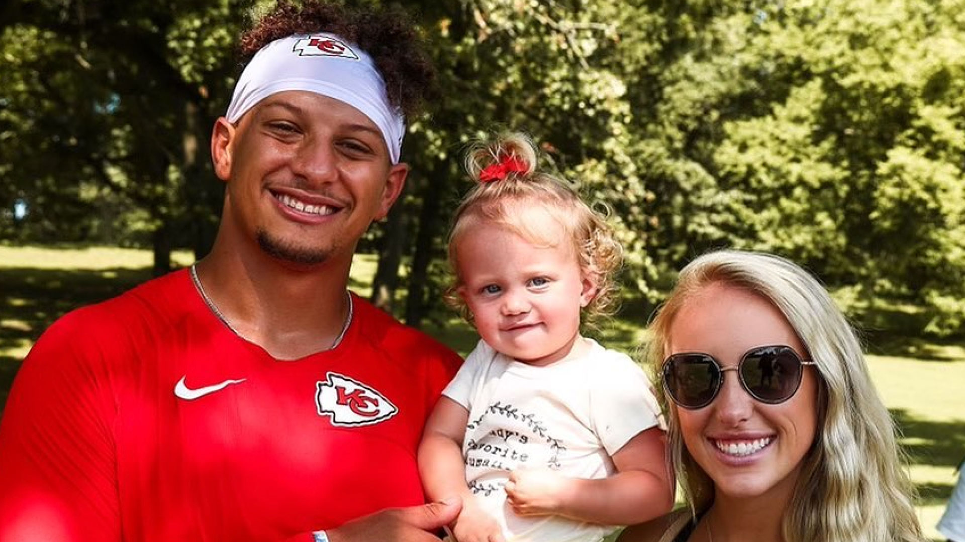 Patrick Mahomes' Daughter Sterling Rocks 'Daddy's Favorite Human' Shirt(02)