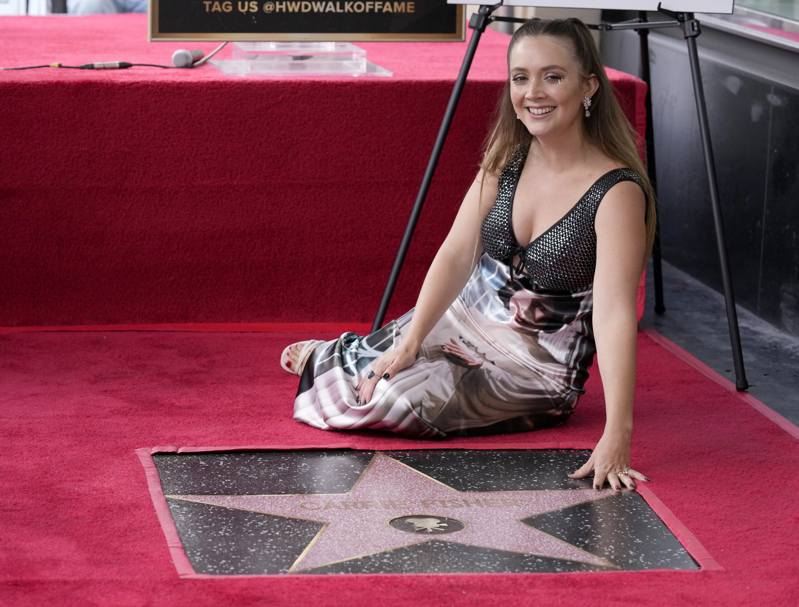 billie lourd princess leia dress Billie Lourd Honors Mom Carrie Fisher In Princess Leia Dress At Hollywood  Walk Of Fame Ceremony