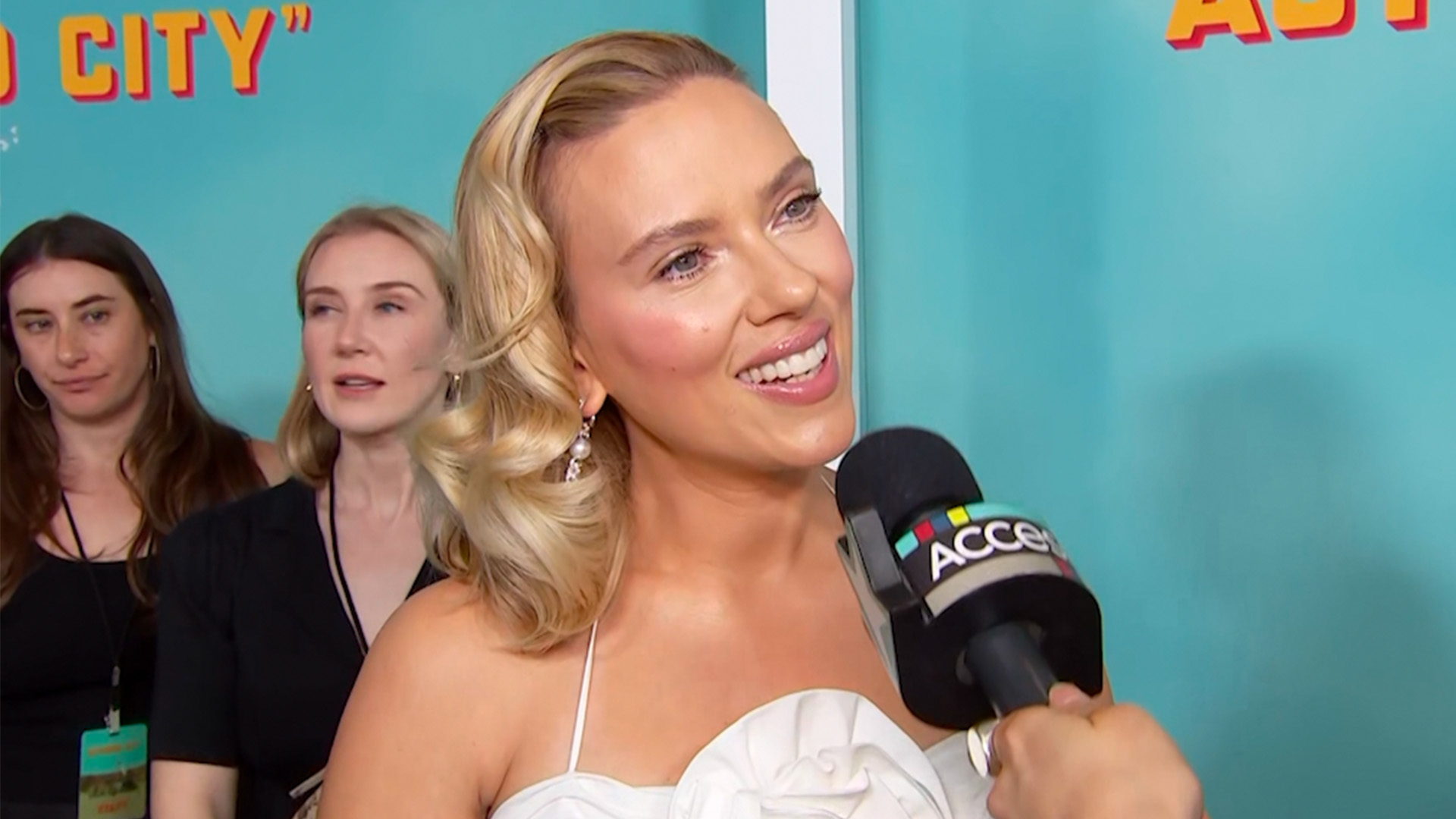 Scarlett Johansson Says It Was 'Wonderful' Having Son Cosmo On Set Of(00)