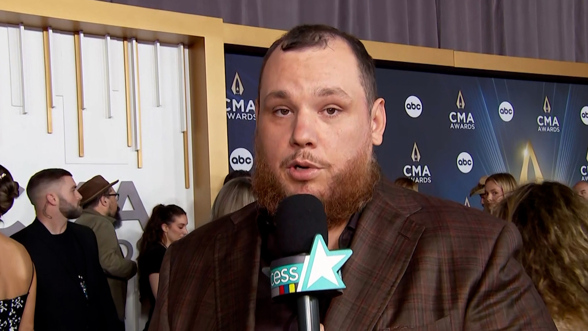 Luke Combs Recalls 1st Meeting Lainey Wilson When She Was Living In A